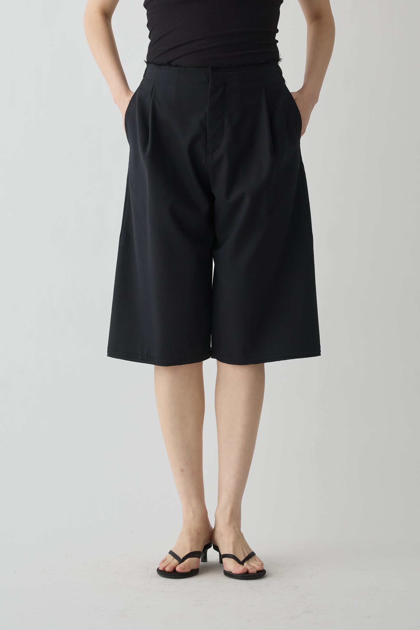 Aquarii  Pleated shorts_black