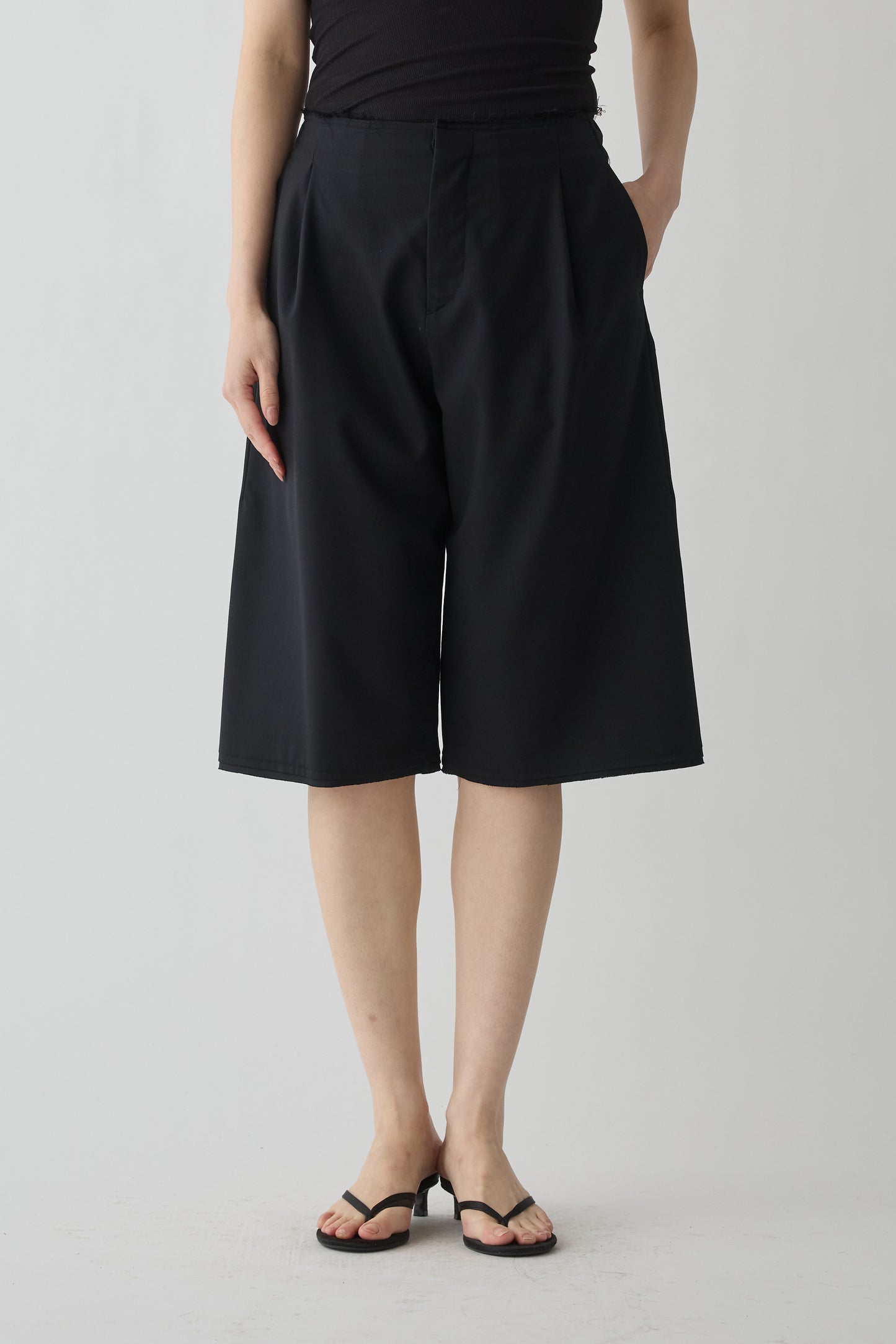 Aquarii  Pleated shorts_black