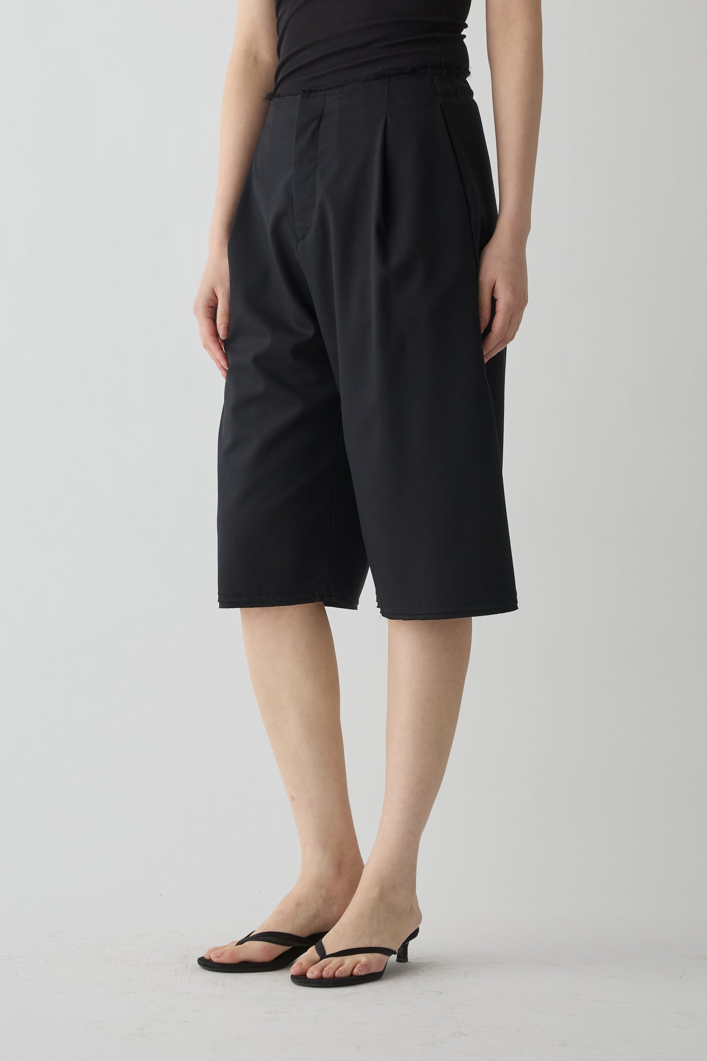 Aquarii  Pleated shorts_black