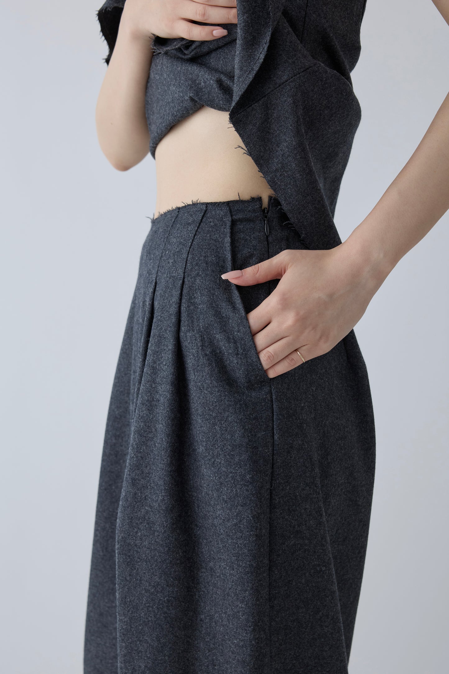 Alula tuck wide Pants _ gray